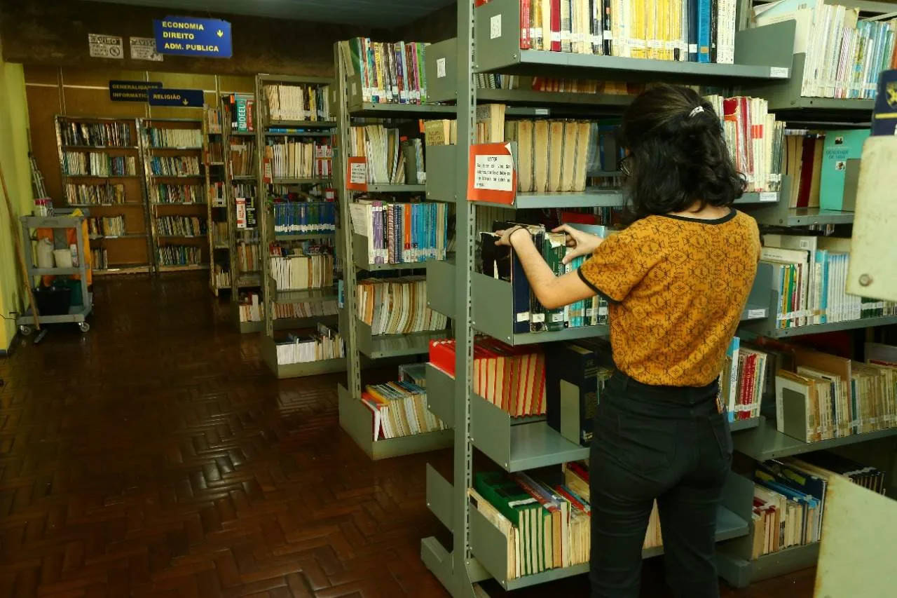 Prefeitura de Cascavel tem biblioteca com 75 mil exemplares e empréstimo de livros