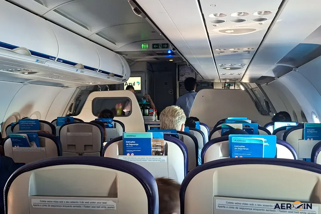 Passageiro é suspenso de voos após urinar em área de serviço de avião