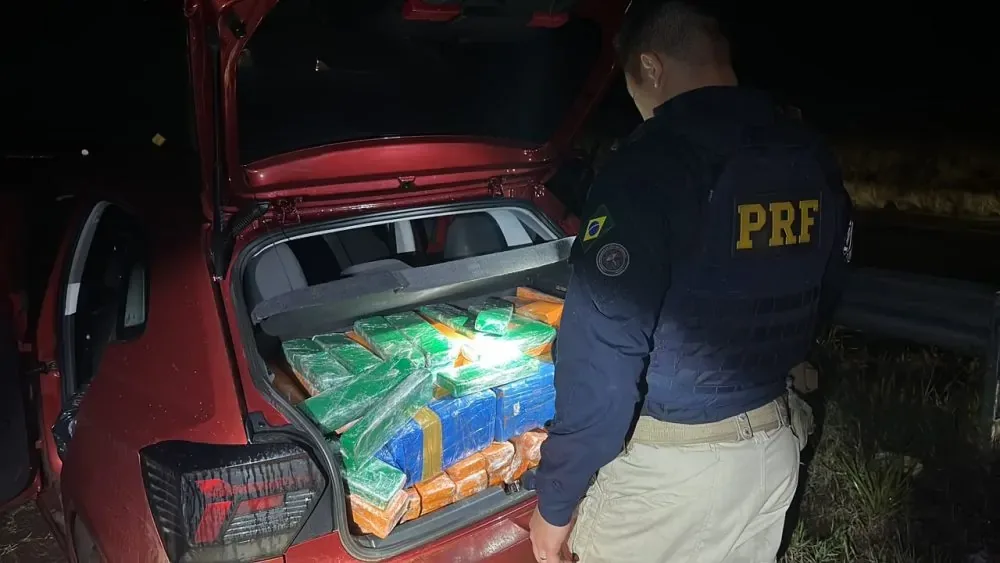 PRF apreende mais de 345 kg de maconha após veículo desobedecer ordem de parada em Jaguapitã (PR)