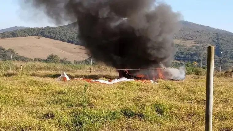 Avião cai e explode em área de mata; piloto fica ferido em Minas Gerais