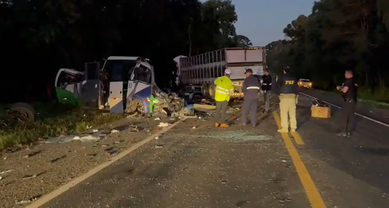 Acidente entre ônibus e carreta deixa 23 mortos na BR-373, no Paraná