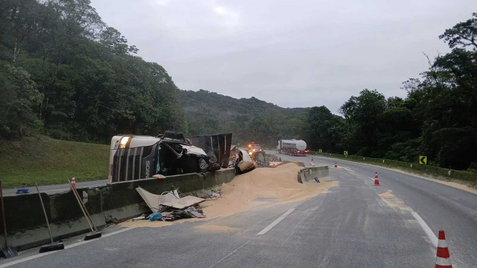Caminhão tomba na BR-277 e interdita faixa em Morretes