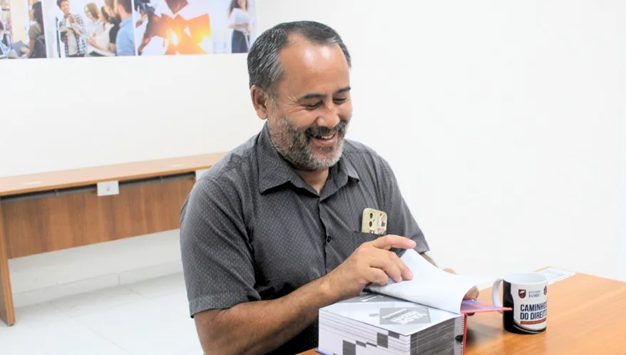 Pedreiro que fez a própria defesa no TRT-11 ganha bolsa para cursar Direito