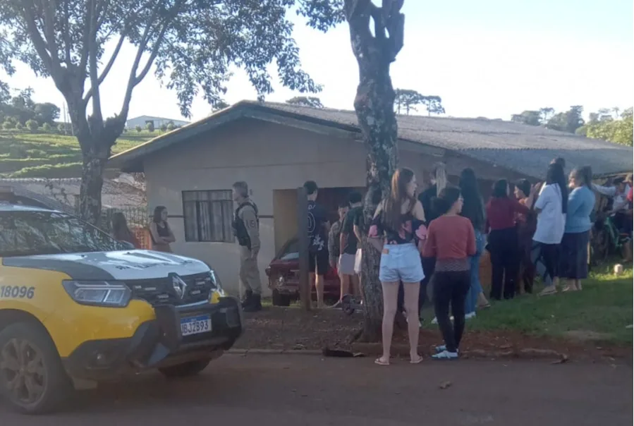 Motorista embriagado perde controle, arrasta carro estacionado e derruba parede de casa com família dentro em Cantagalo