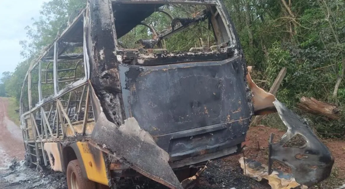 Ônibus do transporte escolar pega fogo em Toledo; motorista e criança saem ilesos