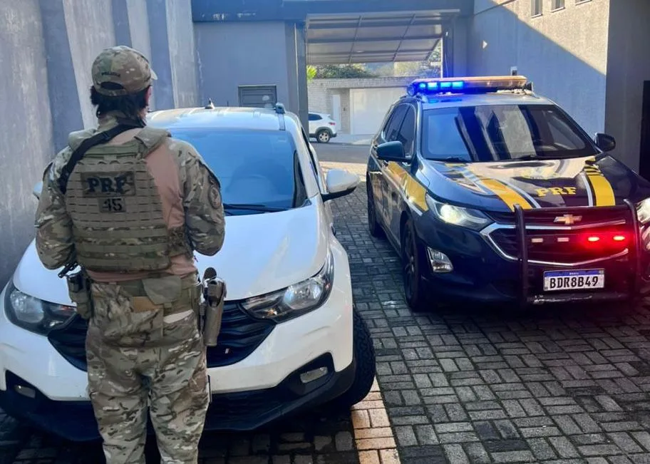 PRF recupera carro roubado no Rio de Janeiro durante fiscalização em Nova Laranjeiras
