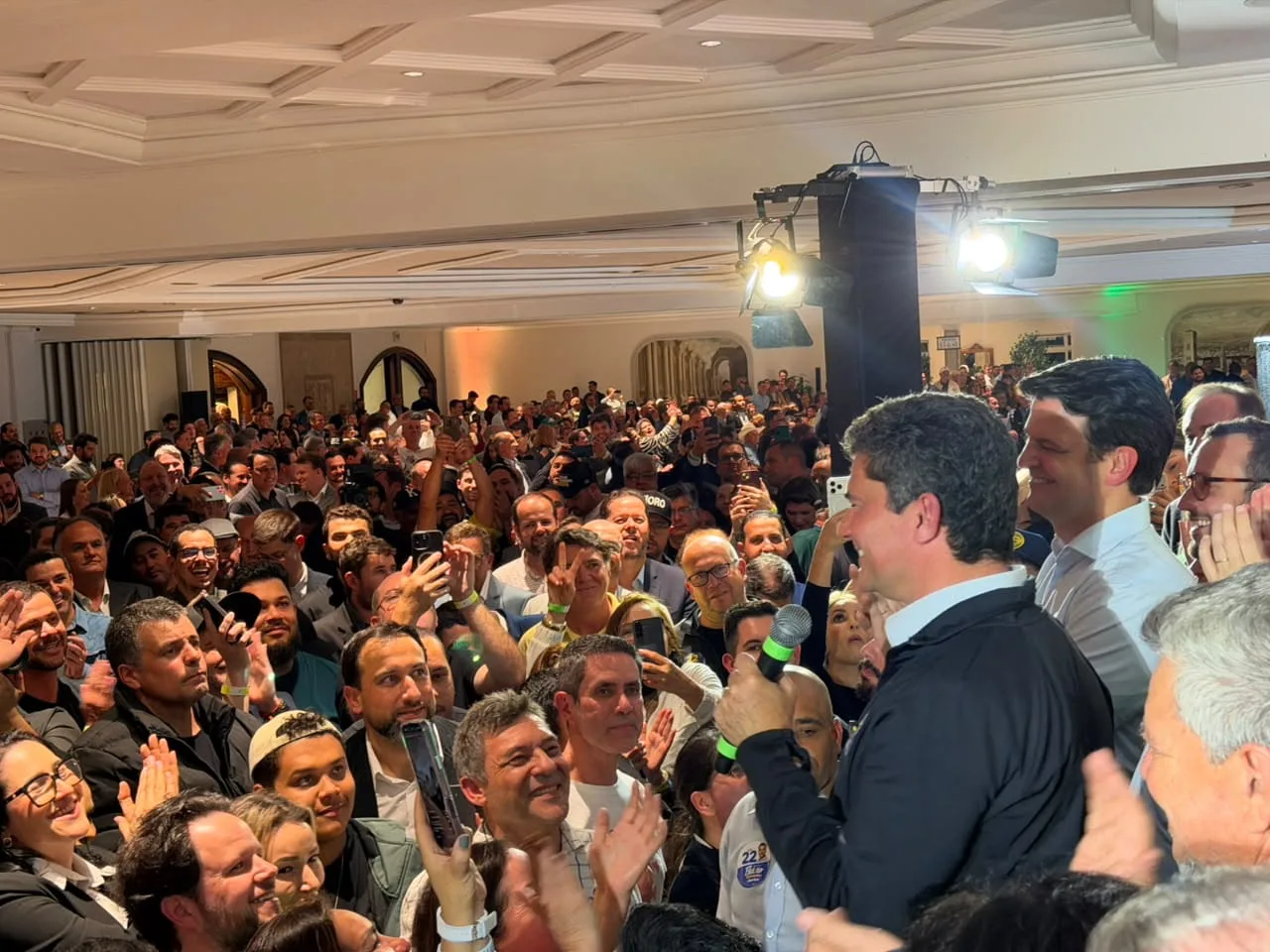 Moro reúne 230 prefeitos e quase 3 mil pessoas em evento pró-Flávio em Curitiba