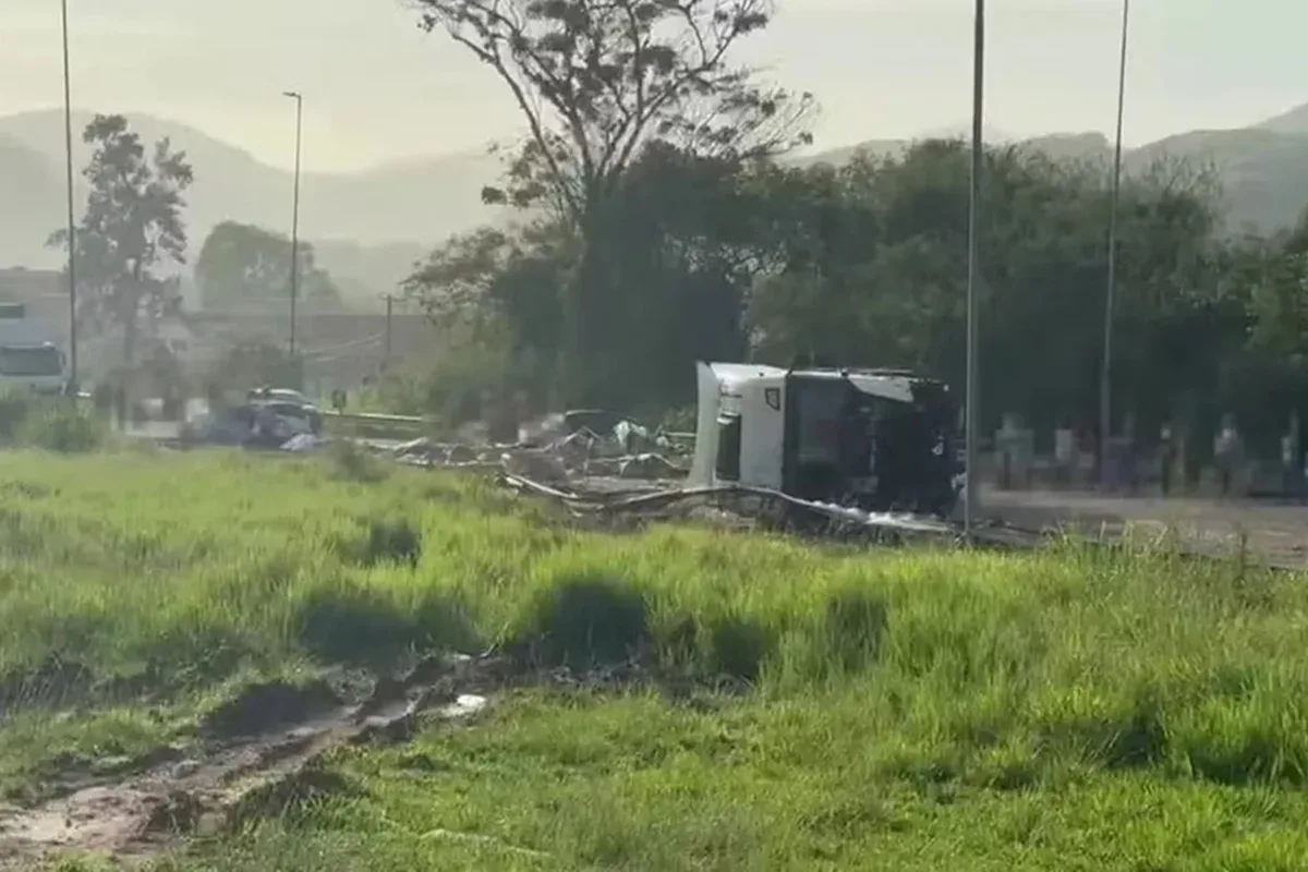 Acidente entre quatro carros e caminhão deixa cinco mortos e nove feridos no Rio de Janeiro