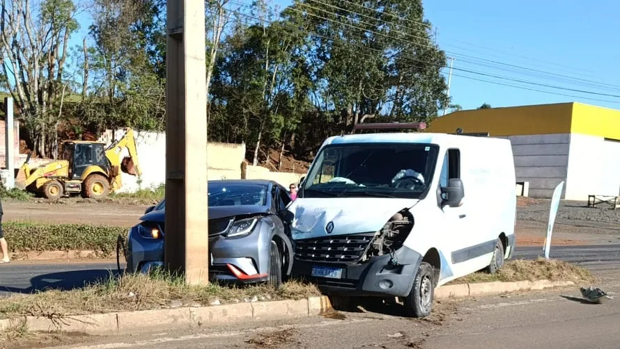 Carro e ambulância se envolvem em colisão na BR-153, em Irati