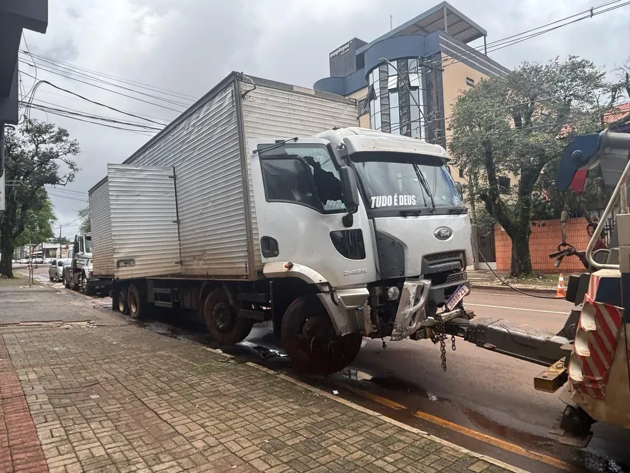 Caminhão com 1,3 tonelada de drogas provoca colisões durante fuga em Cascavel