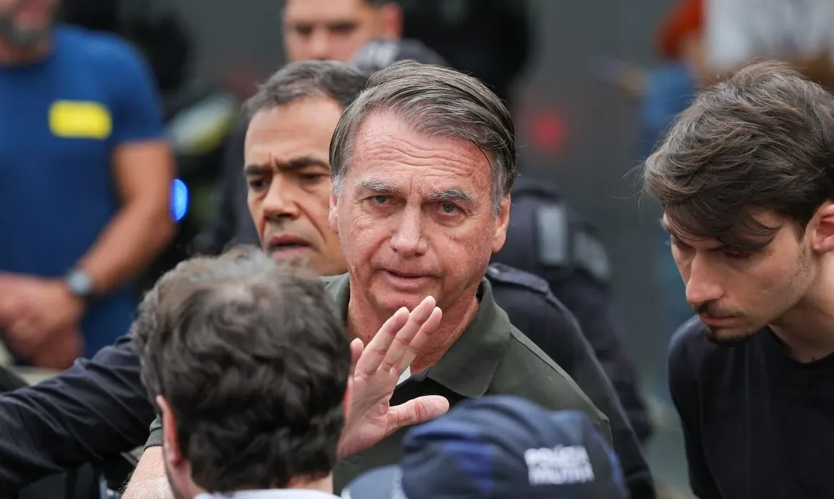 Ex-presidente Jair Bolsonaro cumpre prisão domiciliar