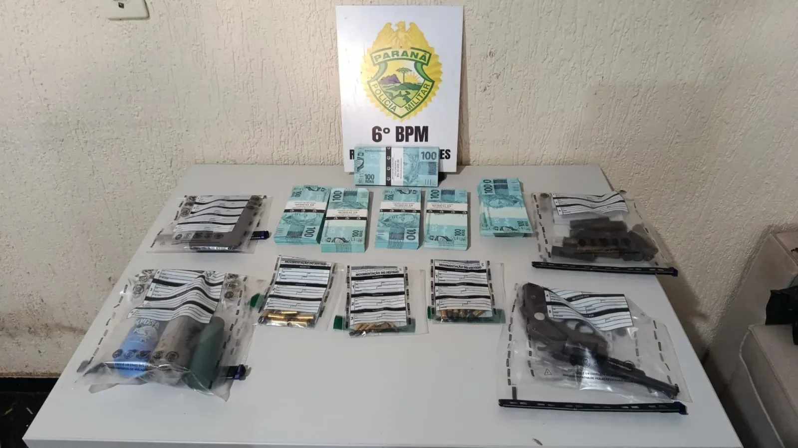 PM apreende revólver e R$ 60 mil em notas cenográficas em Santa Lúcia