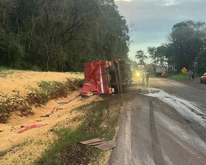 Cerca de 30 pessoas são dispersadas pela PM após saque de carga de milho na BR-158