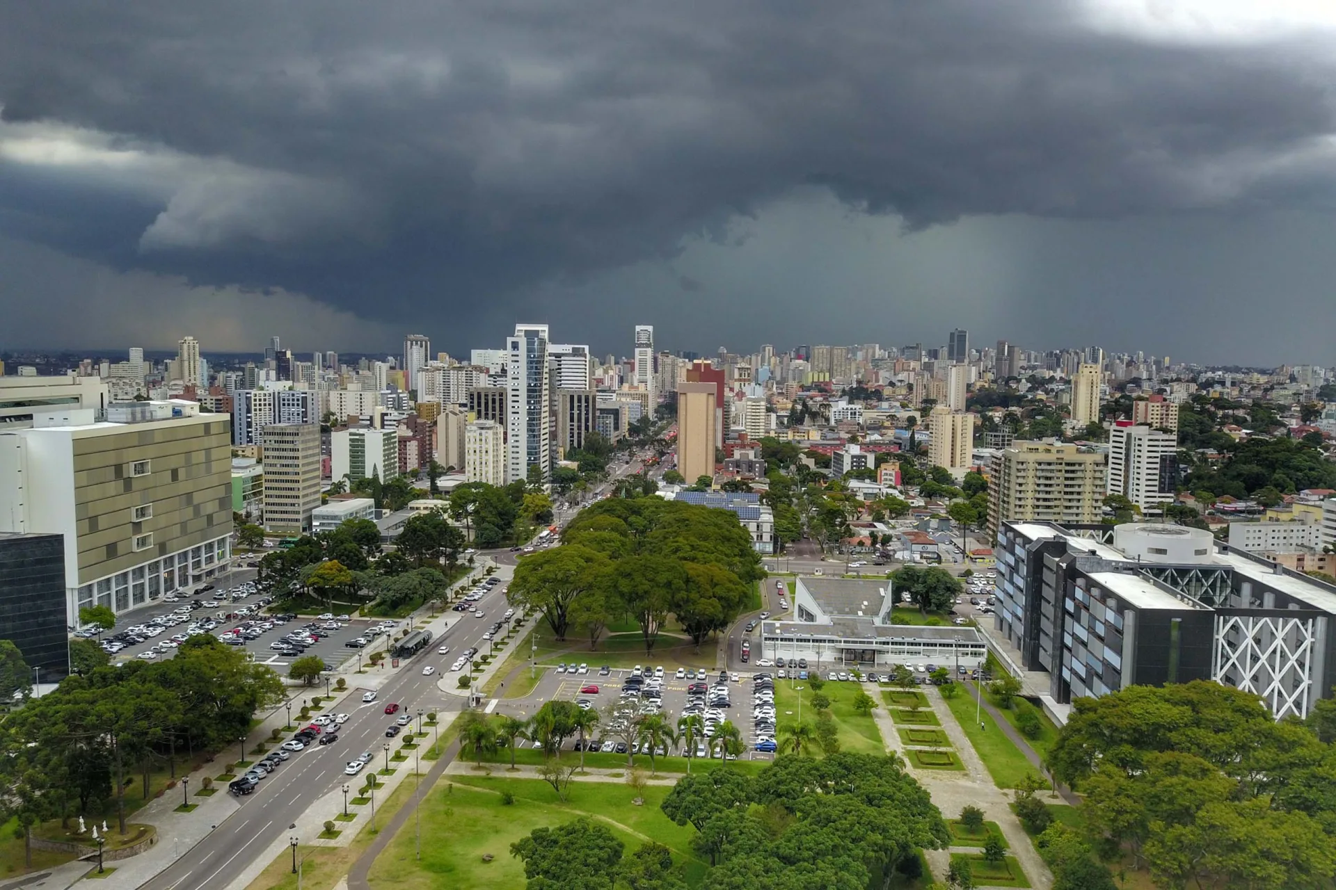 Frentes frias e sistemas de baixa pressão: setembro terá chuvas acima da média no Paraná