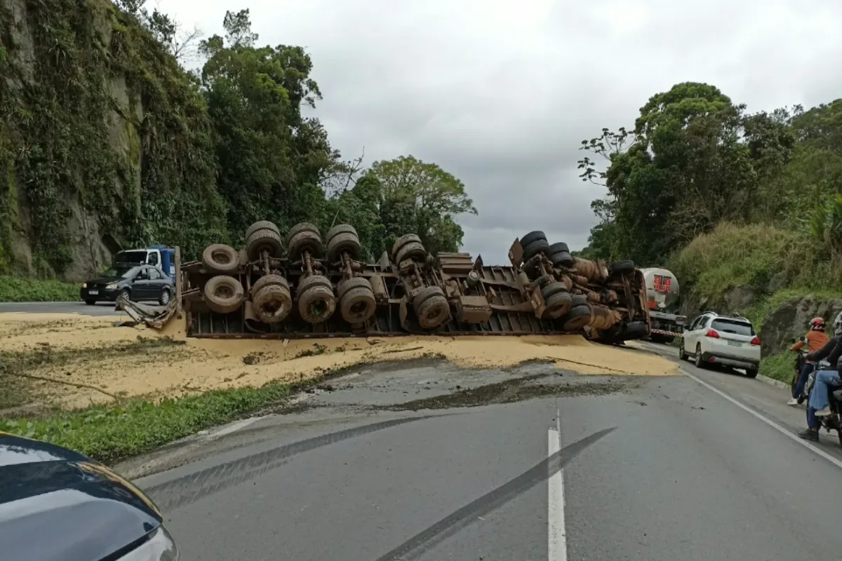 Caminhão carregado com soja tomba e derrama carga na BR-277 em Paranaguá