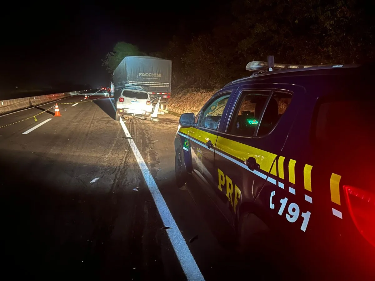 Mulher morre e homem fica gravemente ferido em colisão entre carro e carreta na BR-369, em Uraí