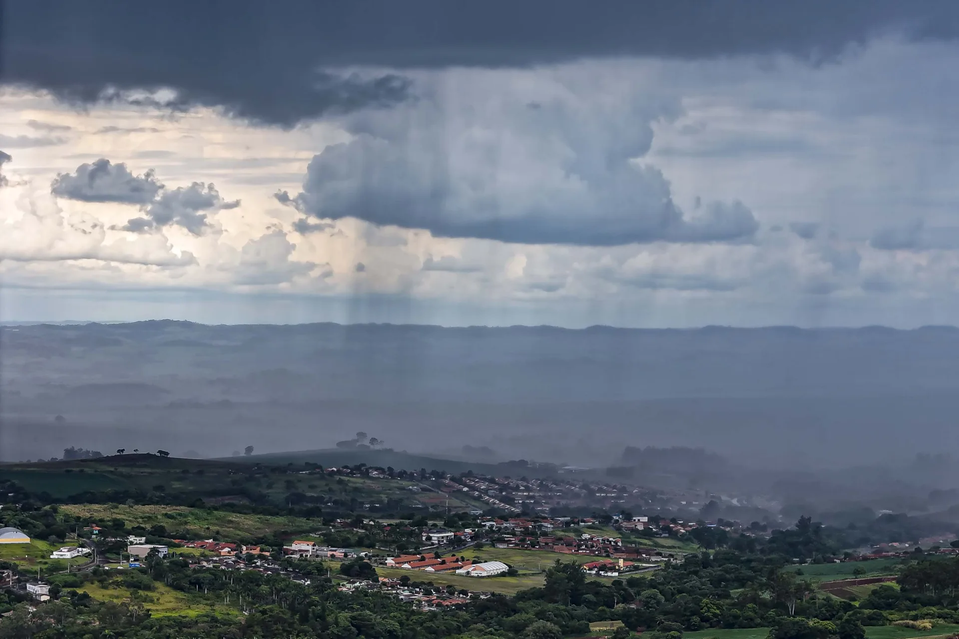 Chuva volumosa faz 16 cidades paranaenses atingirem a média do mês em 12 dias