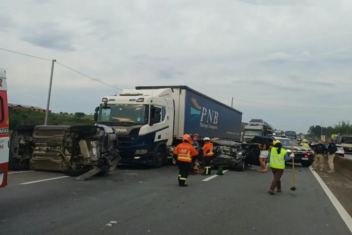 Engavetamento com 5 veículos interdita totalmente a BR-116 em Pindamonhangaba