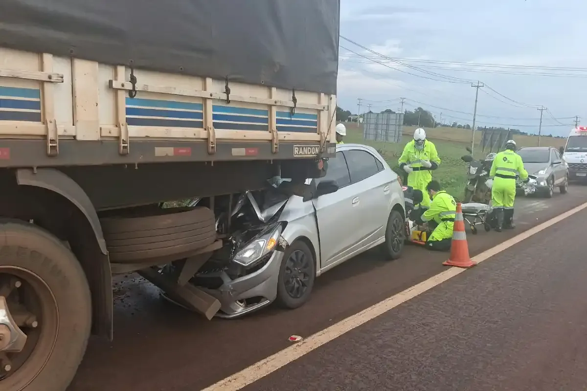 Carro fica preso em carreta após colisão na BR-369, em Corbélia