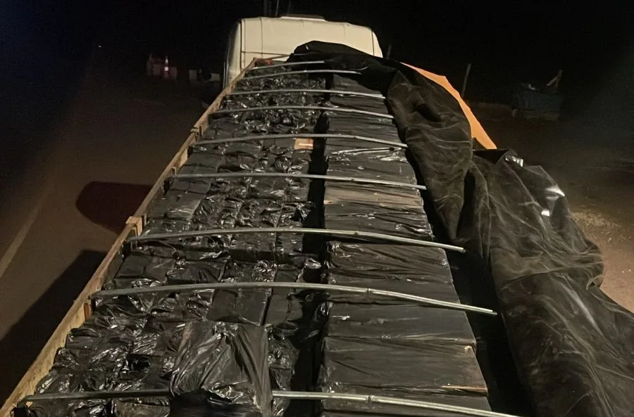 PRF apreende cerca de 450 mil maços de cigarros em caminhão na BR-277, em Céu Azul (PR)