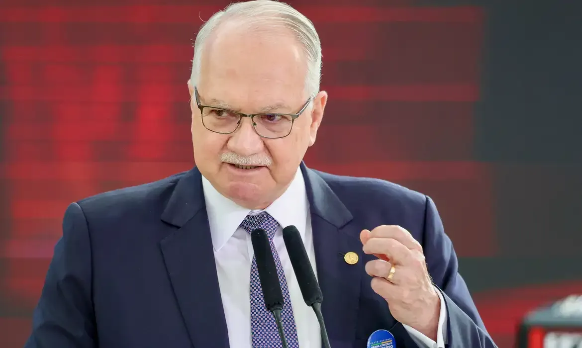 Fachin aguarda explicações de ministros para decidir sobre crise