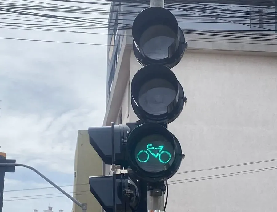 Transitar instala novos semáforos e sinalização para ciclistas em Cascavel