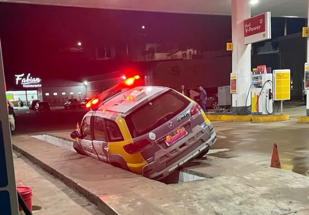 Viatura da Polícia Militar cai em canaleta de posto de combustíveis em Cantagalo