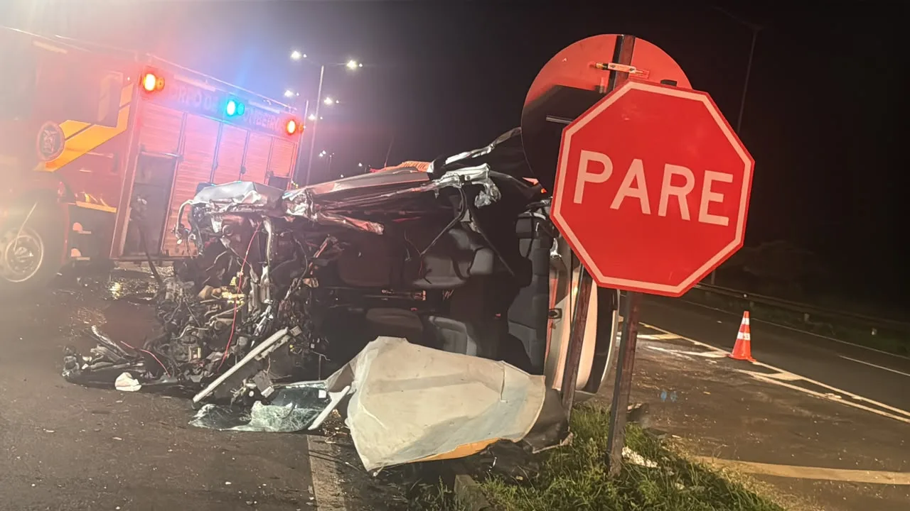 Jovem fica gravemente ferido após colisão entre carro e caminhão na BR-369, em Arapongas