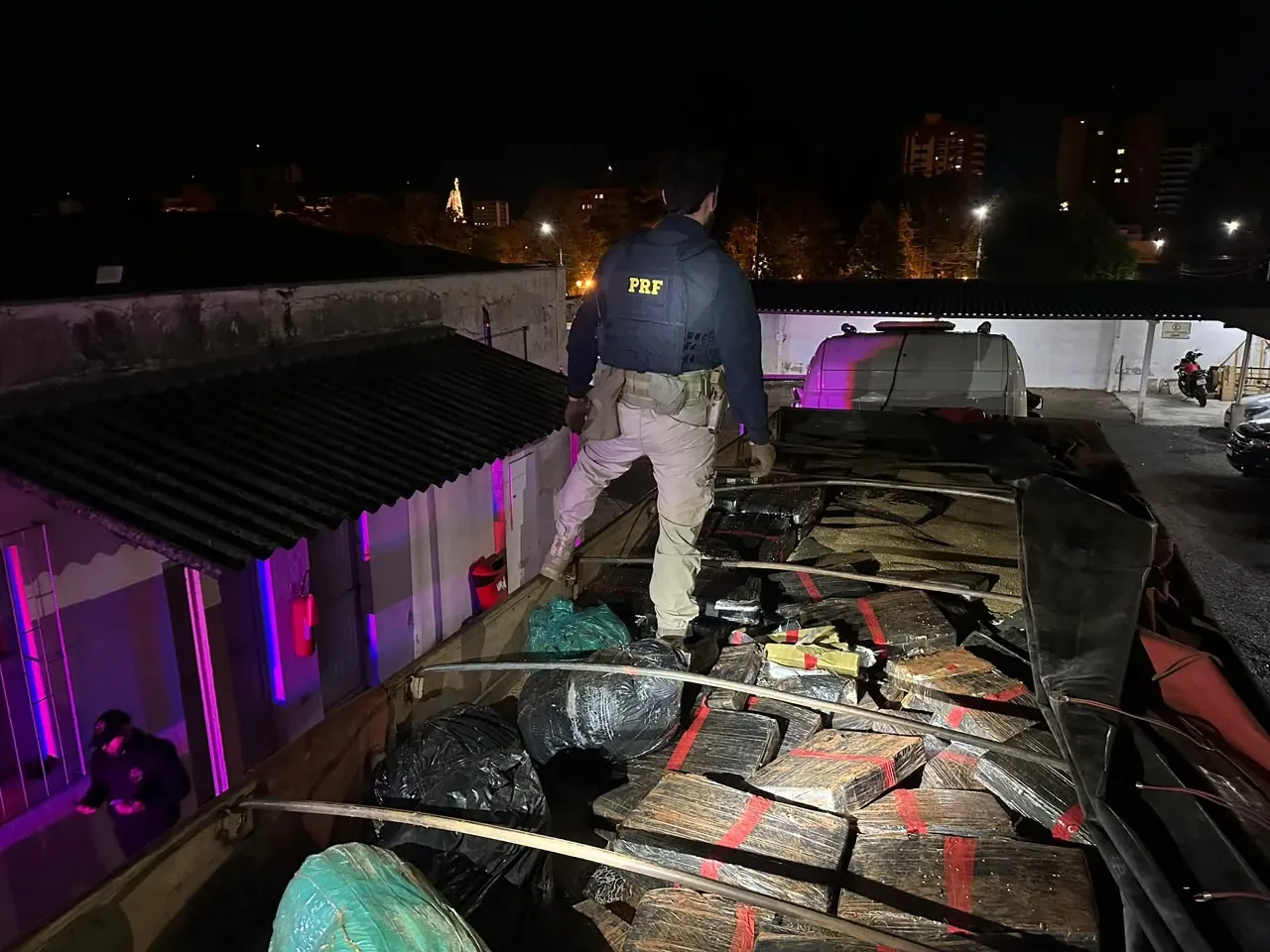 PRF apreende 1,2 tonelada de maconha em caminhão paraguaio na BR-277