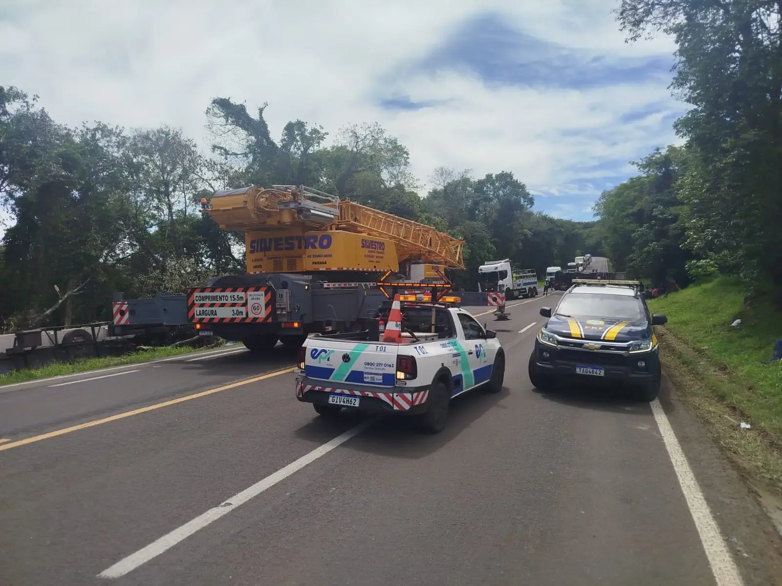 BR-277 teve interdição total para retirada de caminhões tombados em Nova Laranjeiras