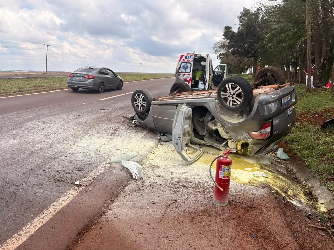 Capotamento deixa motorista e passageiro feridos na BR-163 em Cascavel
