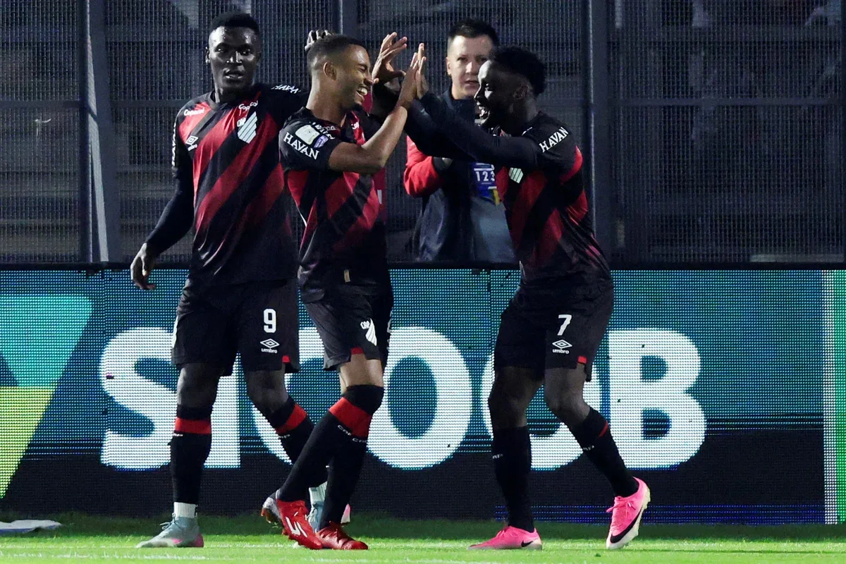 Athletico-PR vira sobre o São Paulo fora de casa e encerra o primeiro turno com vitória