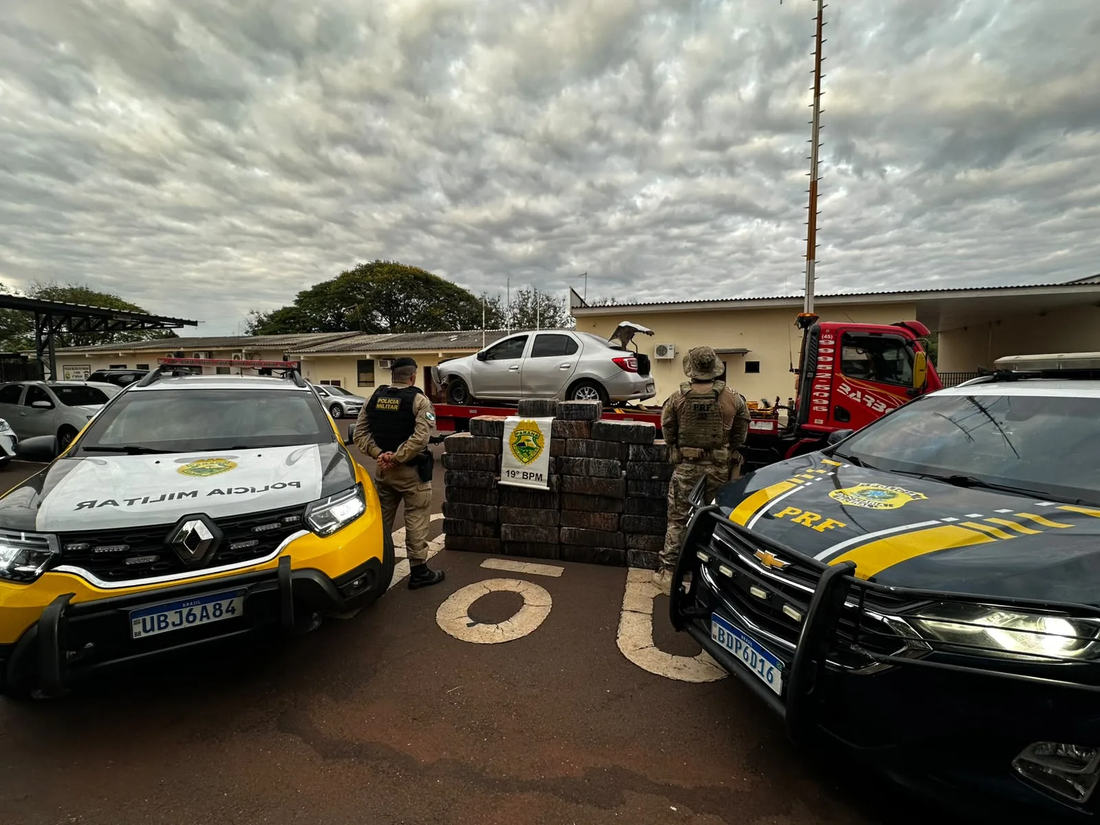 Ação conjunta entre PRF e Polícia Militar apreende quase 700 kg de maconha após fuga em Toledo (PR)