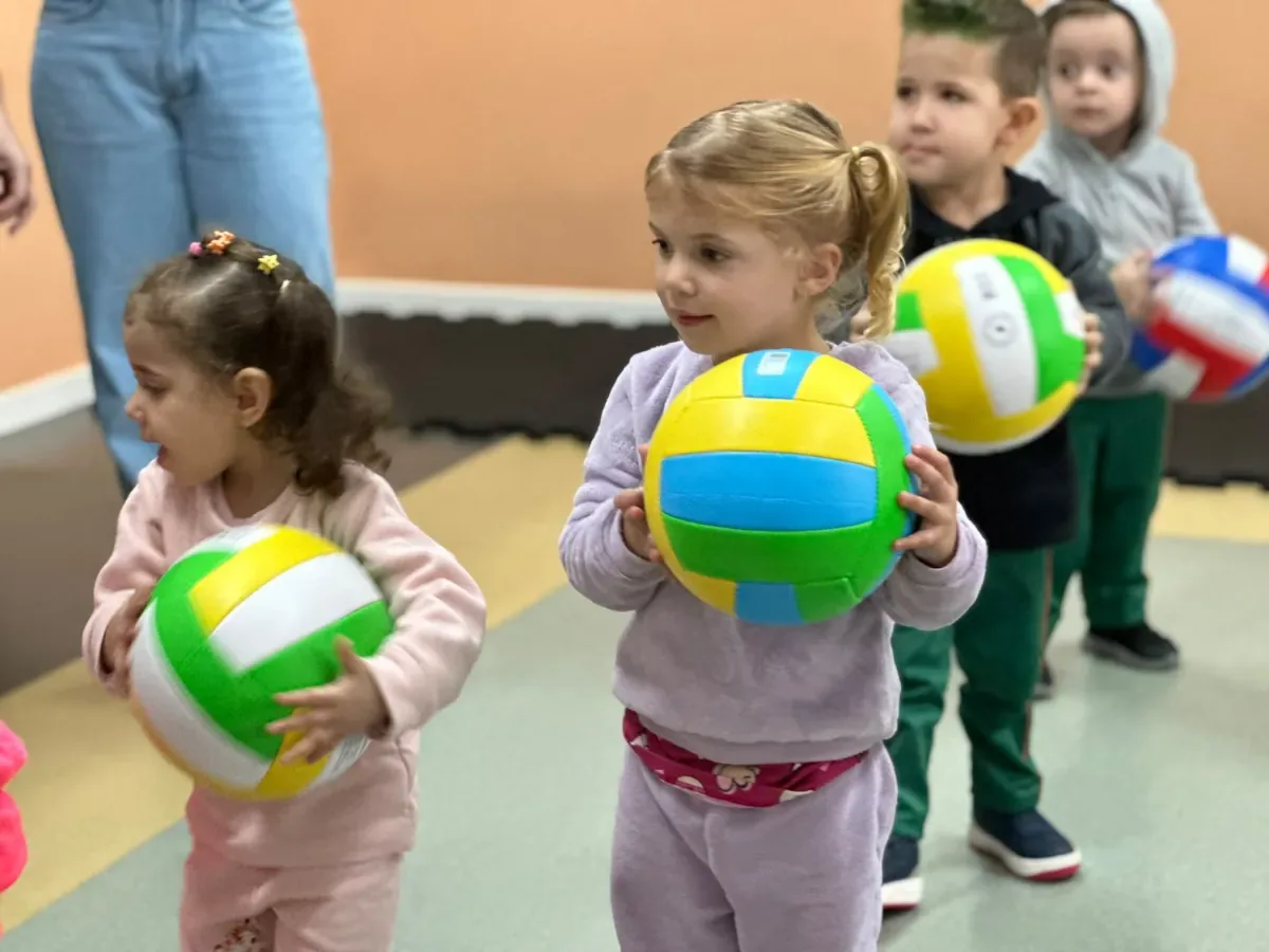 Prefeitura de Corbélia inicia entrega de mais de 2,2 mil bolas para alunos