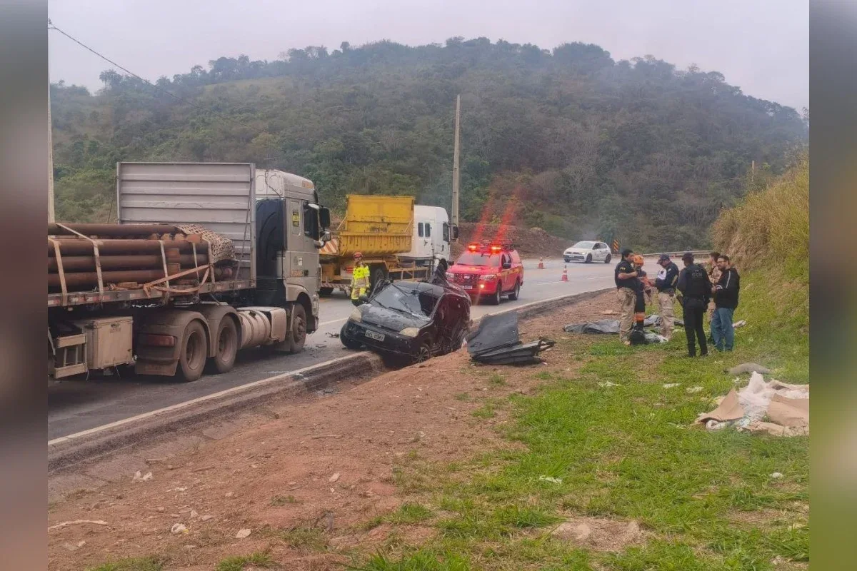 Acidente entre carro e carreta deixa dois mortos e quatro feridos na BR-381
