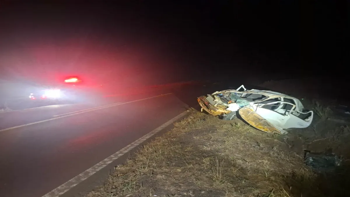 Motorista fica ferido após carro sair da pista e capotar na PR-471, em Catanduvas