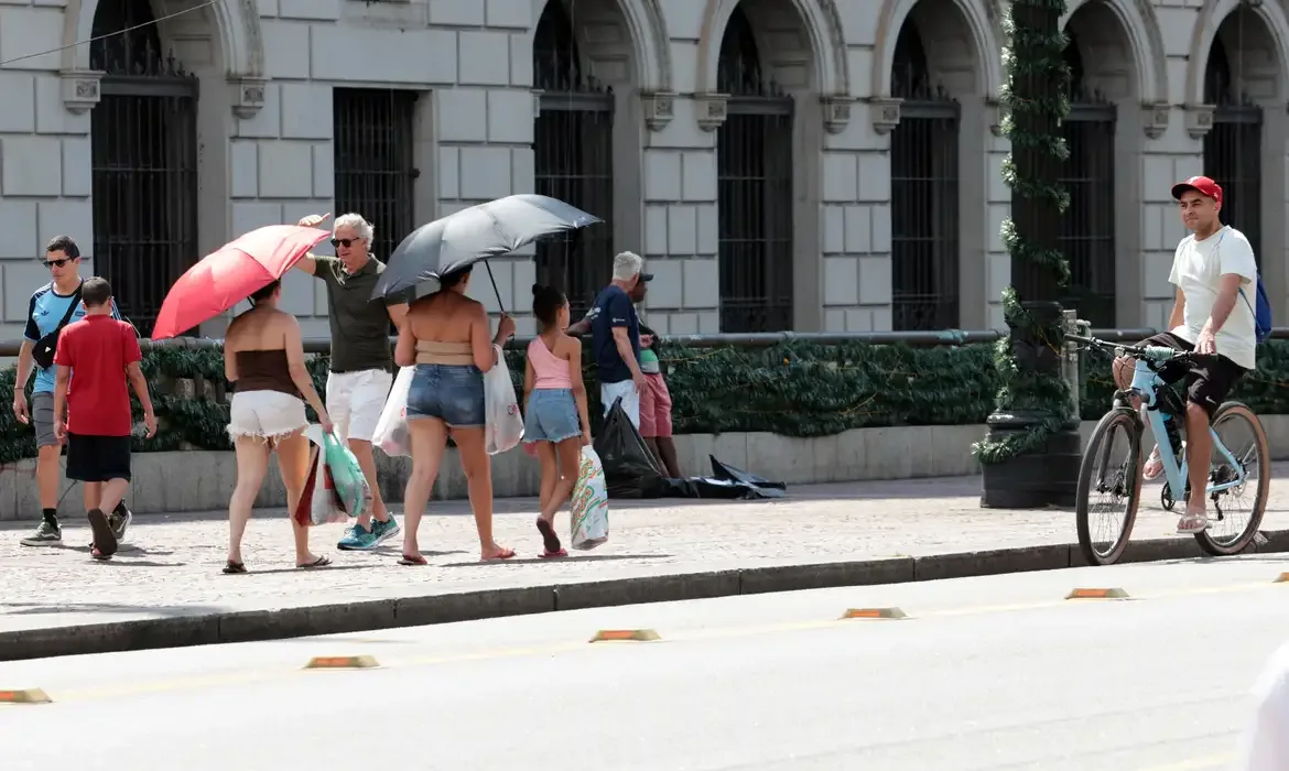 A previsão é que, até a próxima quarta-feira (30), oito estados possam registrar mais de 40 graus Celsius (ºC)