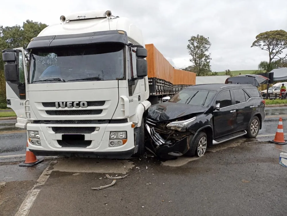 Colisão entre caminhão e SW4 deixa três feridos na BR-277, em Prudentópolis