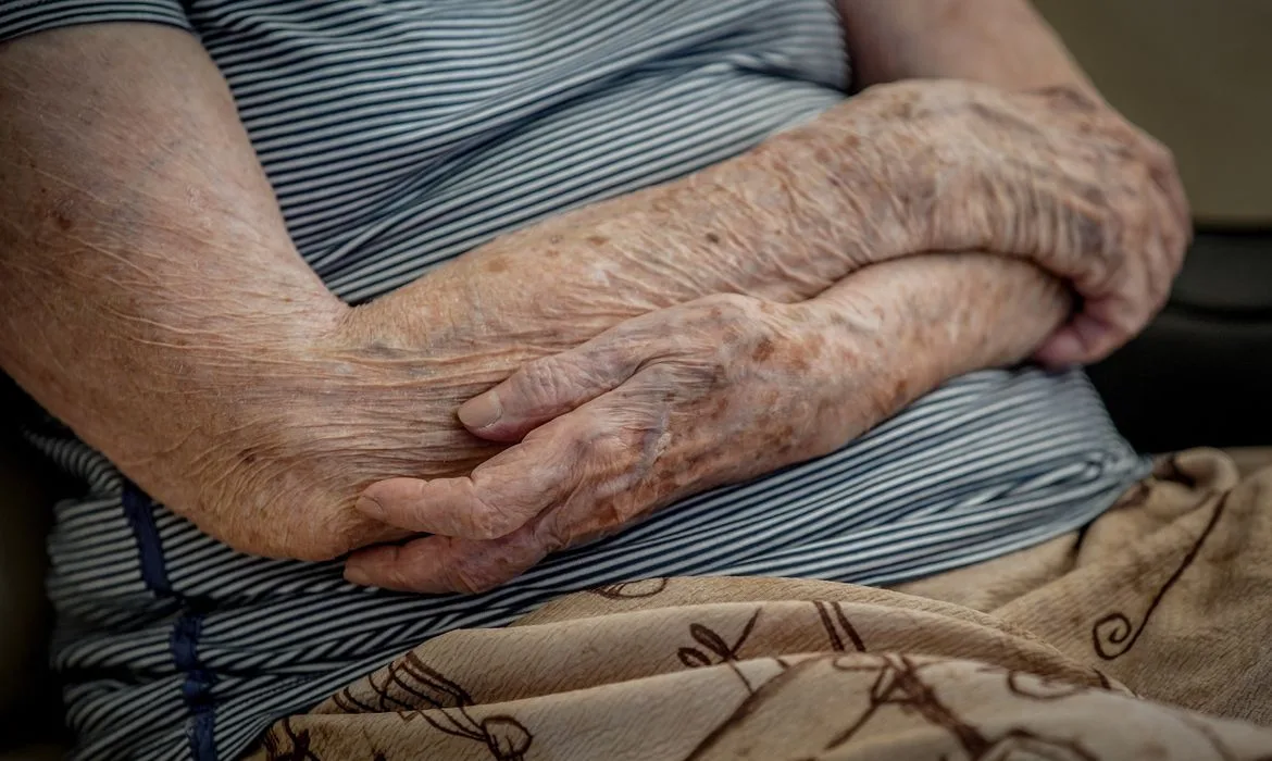 Idosa de 86 anos é agredida pelo filho e pela nora em Cantagalo