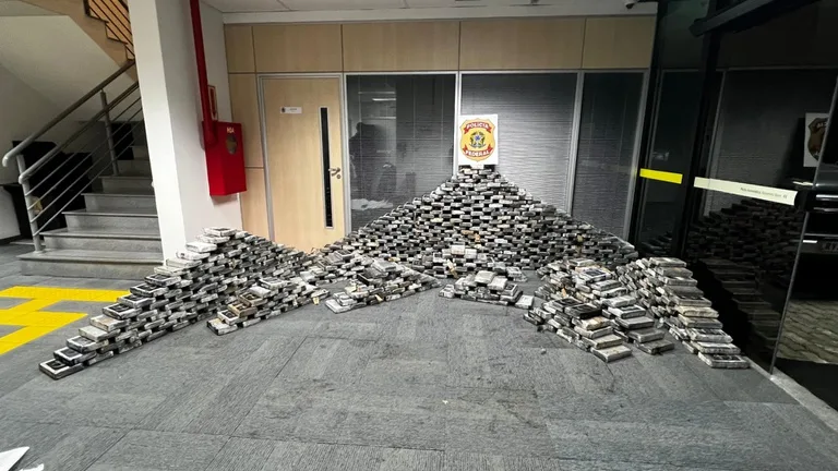 PF apreende mais de 725 kg de cocaína escondidos sob piso de residência em Itajaí