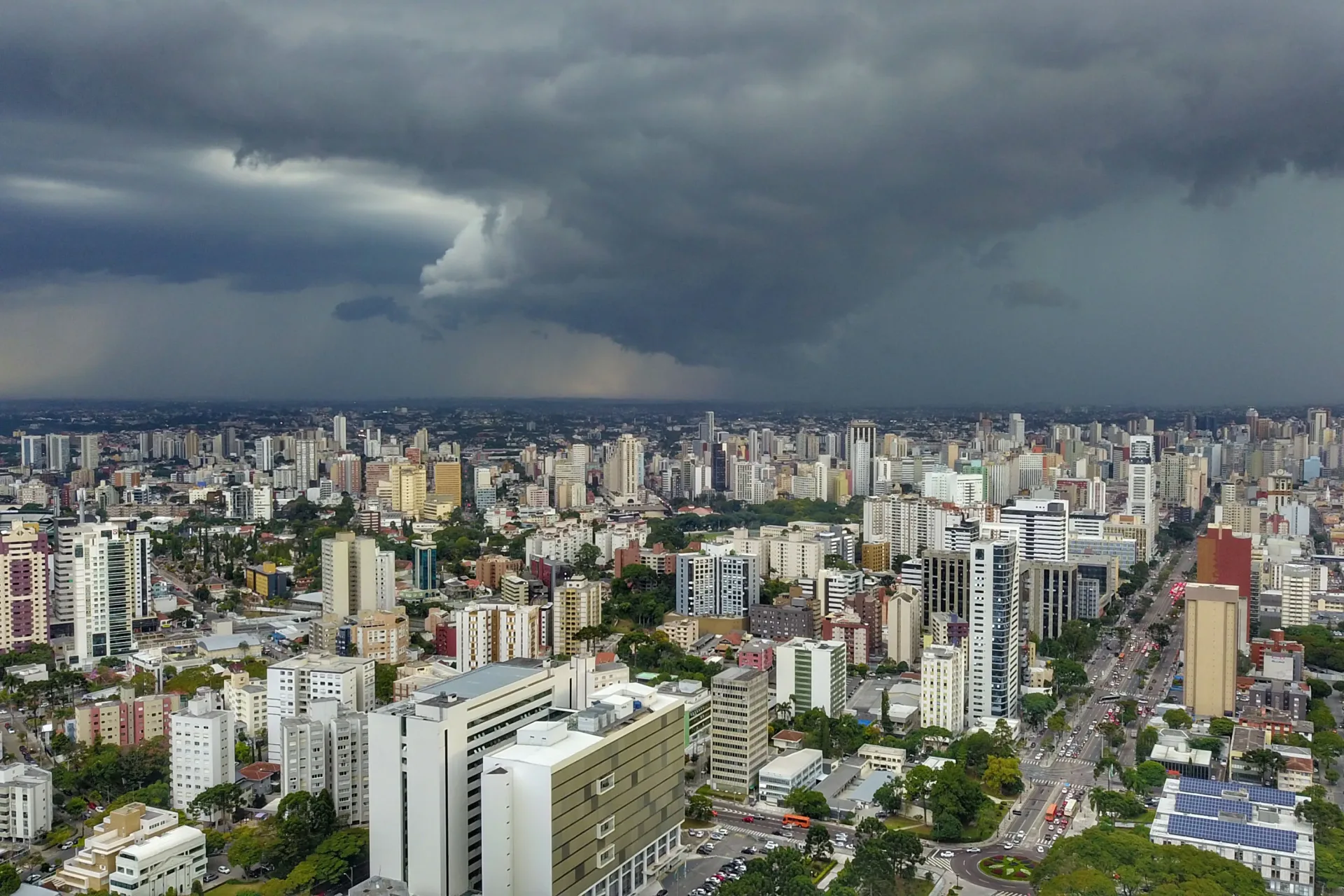 Frentes frias marcam o retorno de tempestades ao Paraná nesta semana, prevê Simepar