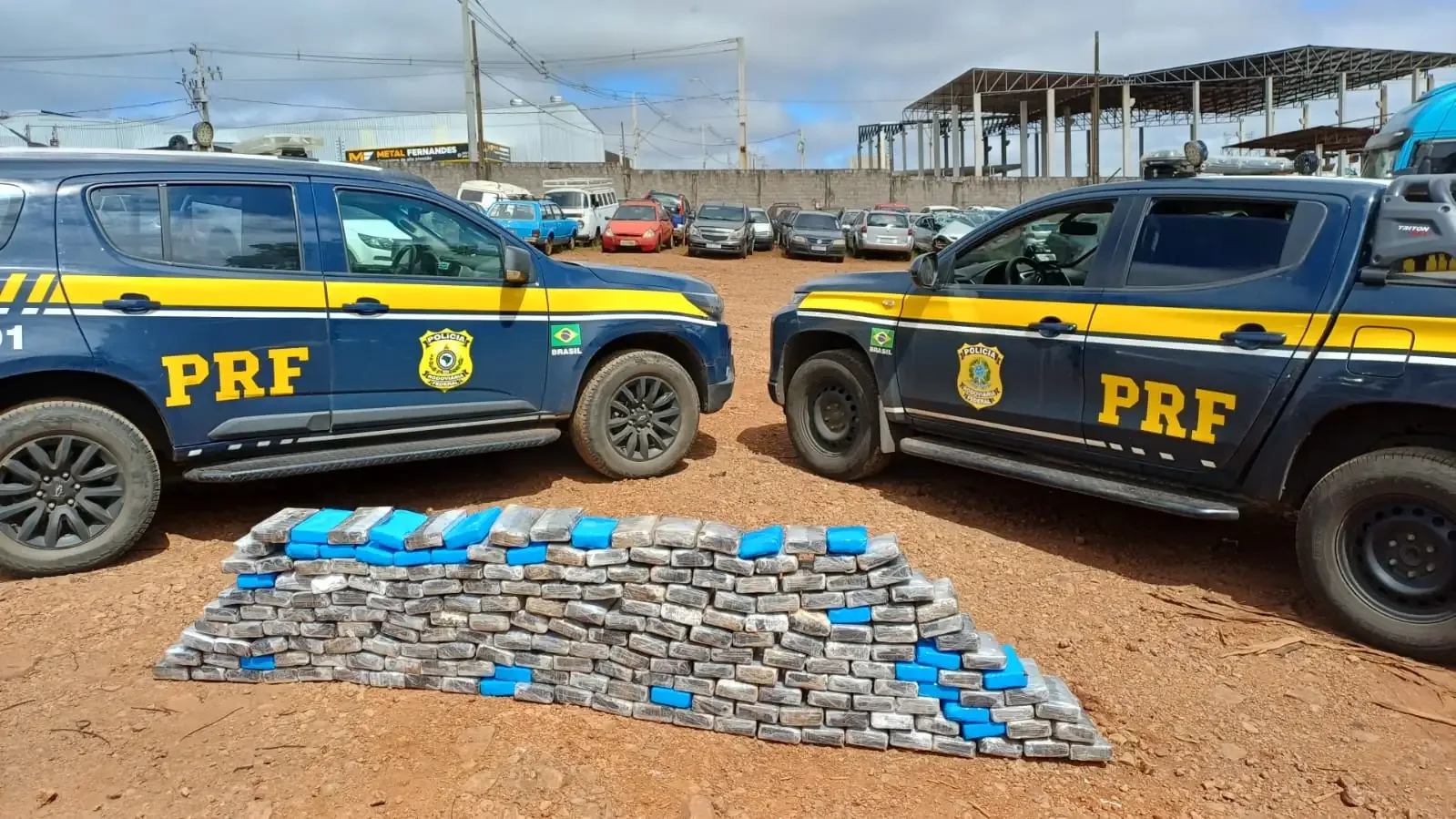 PRF apreende 240 kg de cocaína escondidos em pneus de caminhão na BR-277