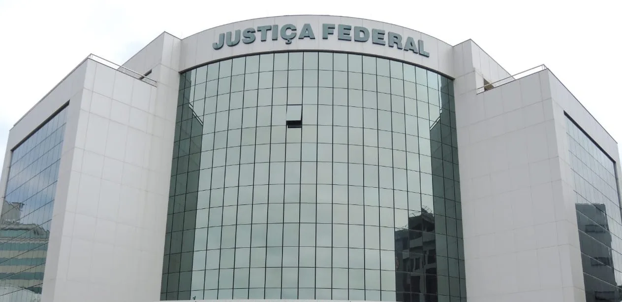 Justiça Federal autoriza bloqueio hormonal para adolescente trans de 13 anos em SC