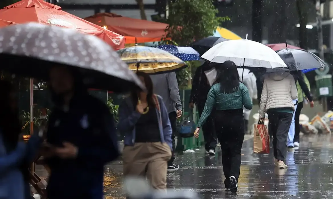 Frente fria avança para as regiões Centro-Oeste, Sudeste e o Paraná