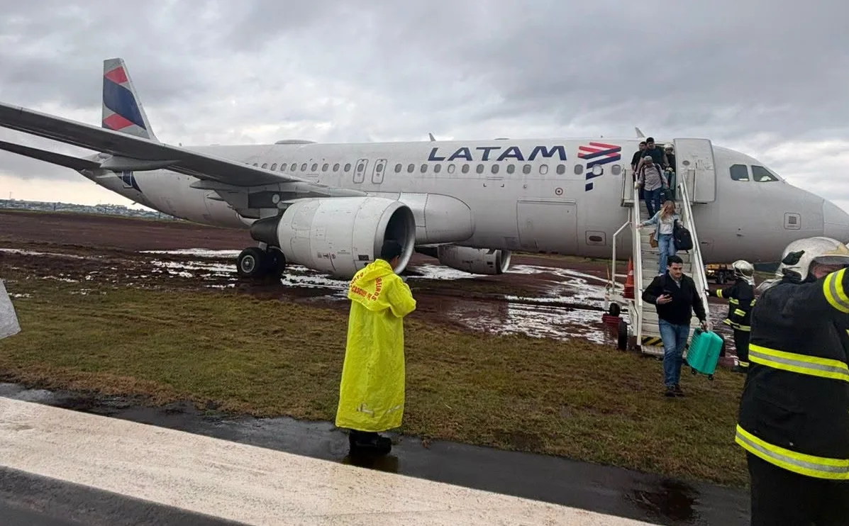 Avião da Latam ultrapassa limite da pista durante pouso em Cascavel