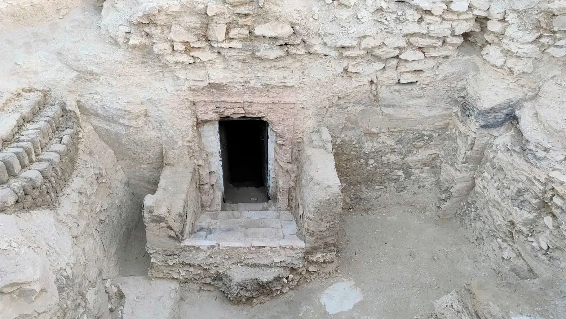 Arqueólogos holandeses descobrem tumba egípcia de 3 mil anos
