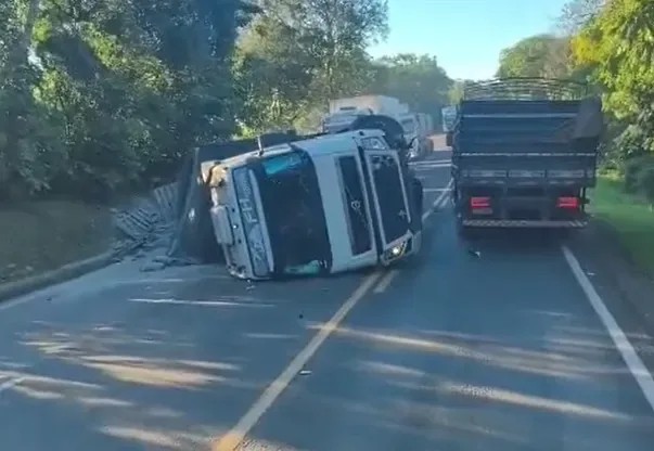 Dois caminhões tombam na BR-277 e carga de frangos congelados é saqueada em Nova Laranjeiras