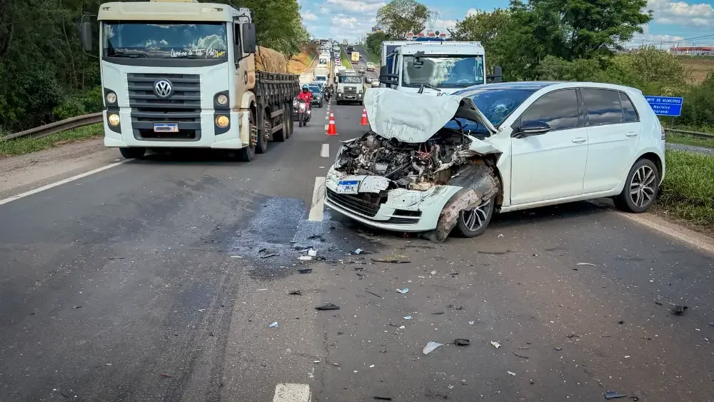 Engavetamento envolve três veículos na BR-376 entre Sarandi e Marialva