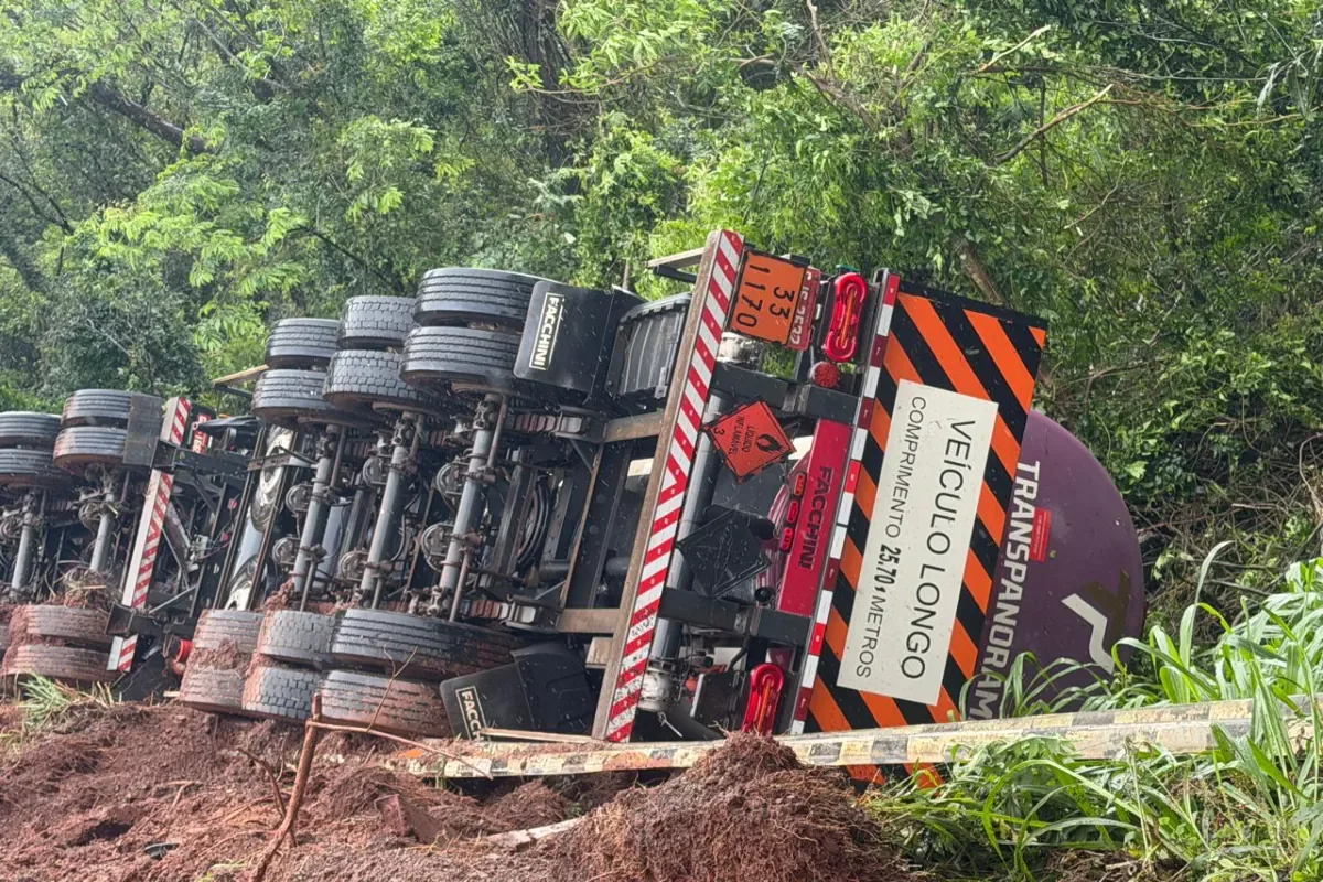Colisão frontal entre carro e bitrem deixa um morto e um ferido na BR-369, em Juranda