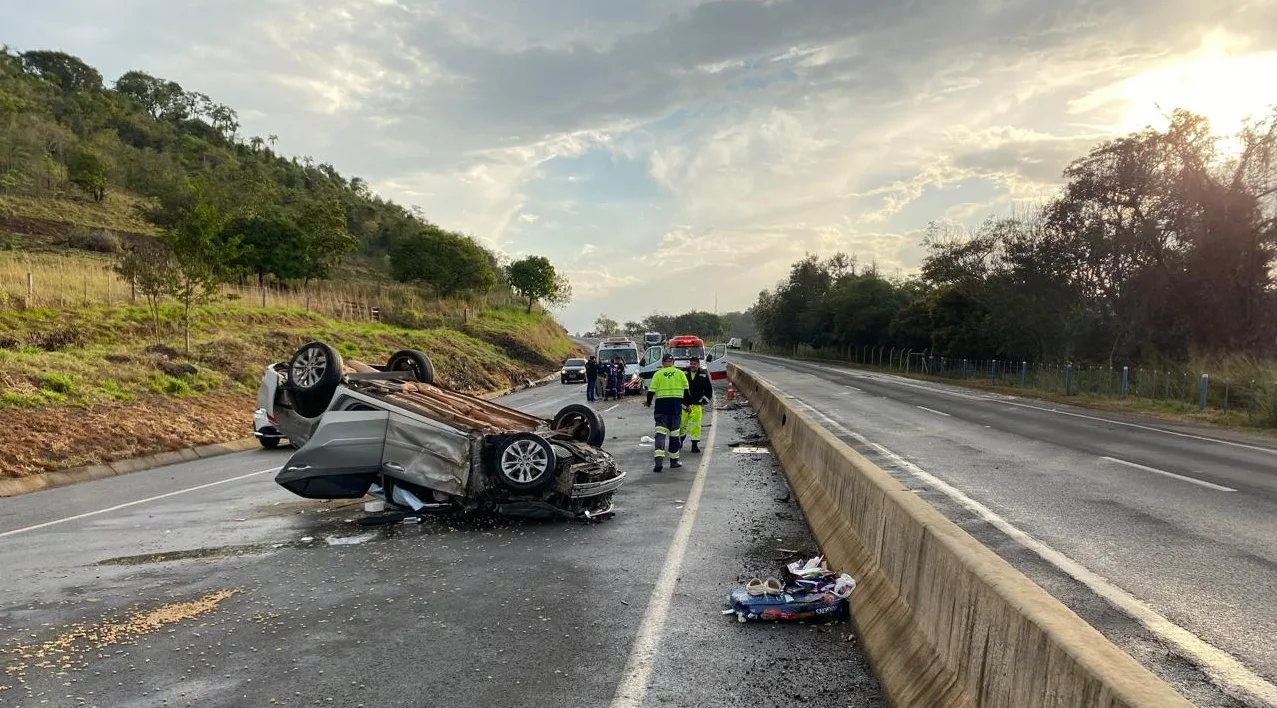 Fisioterapeuta morre após ser ejetada de veículo durante capotamento na BR-369